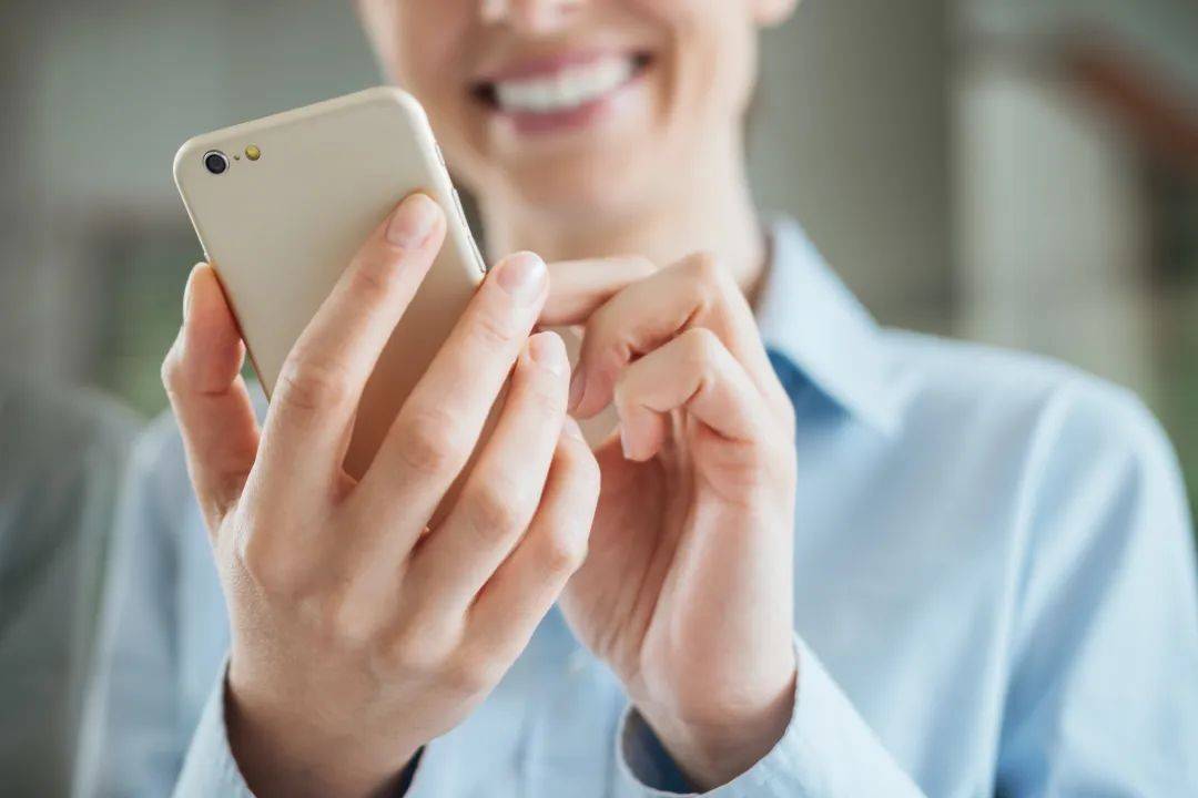 华为手机上的原装膜
:细菌可以在手机上存活这么久？