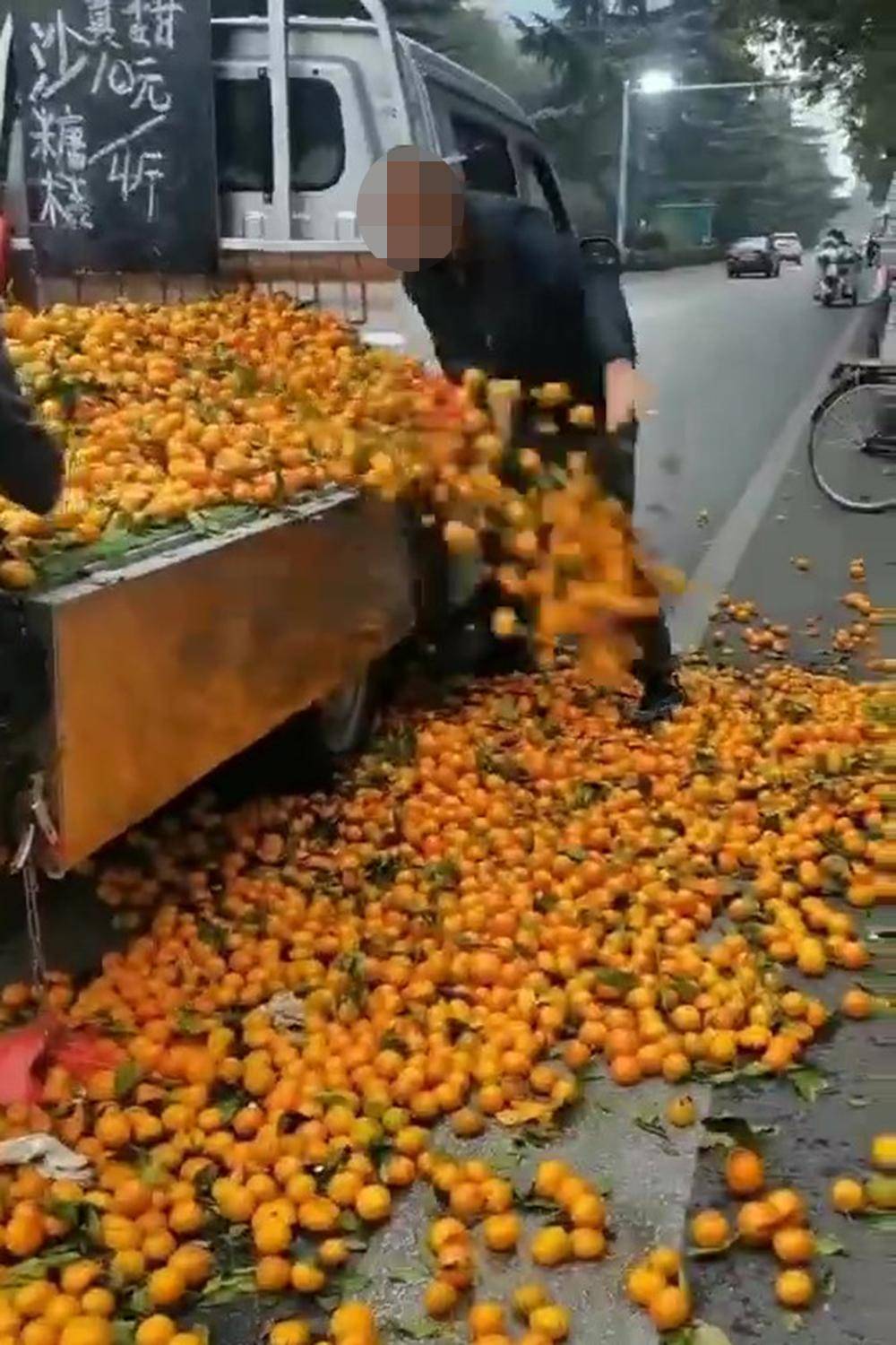 上地华联华为几楼卖手机
:洛阳街头一幕：城管队员居然帮流动小贩卖起橘子-第1张图片-太平洋在线下载