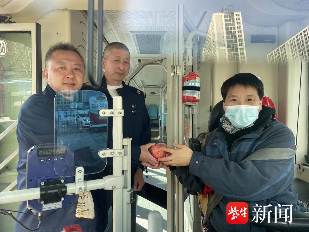 南京苹果破解版:一人一个苹果，祝福南京公交巾帼文明线上的女驾驶员们“平安出行”