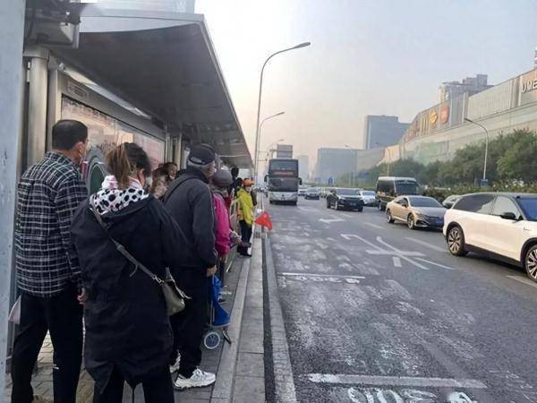 老年乘客占比近32%！北京公交这样“敬老爱老”——-第1张图片-太平洋在线下载