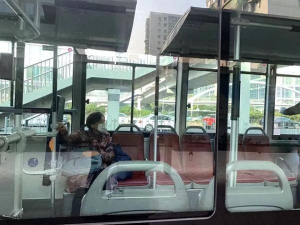 老年乘客占比近32%！北京公交这样“敬老爱老”——-第5张图片-太平洋在线下载
